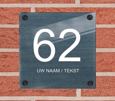 Naambordje voordeur plexiglas 15x15x0,5 cm met mat zwart afstanhouder model 1149 - Huisnummerbordje, naambordjes, naambordje huis, naamplaatjes,  huisnummer bordje, originele naambordjes voordeur, huisnummerbord met naam, originele huisnummer bord