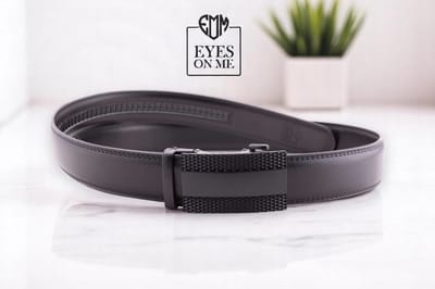 Zwarte 150 cm lange lederen riem zonder gaatjes met automatische gesp voor heren met een maatje meer ( model N134 )