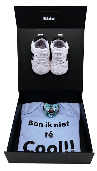 Kraamcadeau met romper - speen en babysneakers - kan ook rechtstreeks als cadeau worden verstuurd