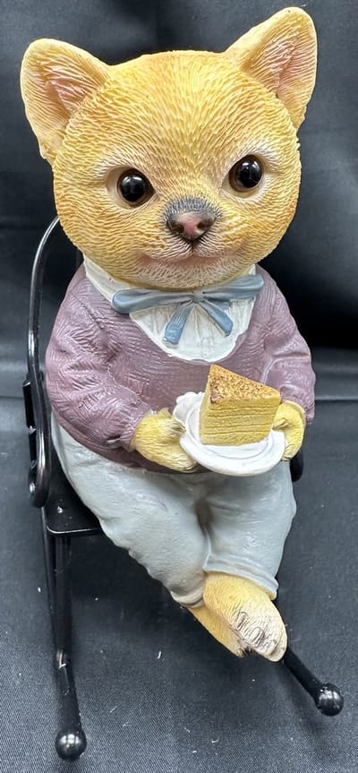 Decoratief polyresin dier "kat in schommelstoel - meerkleurig - hoogte 17x17x8 cm - Woonaccessoires - Decoratieve beeldjes