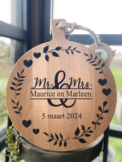 Creaties van Hier - Serveerplank - Getrouwd - Mr en Mrs met Rand - Gepersonaliseerd Cadeau - Hout - 30 cm