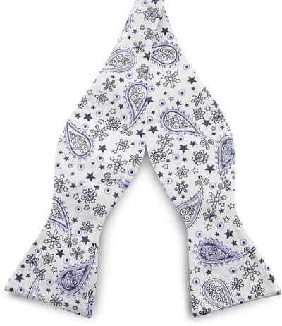 Zijden zelfbinder vlinderdas met wit en blauw paisleymotief