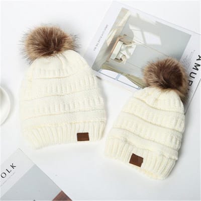 Matching Ouder & Baby Wintermuts met Pompom – Wit – Twinning Mutsen voor Moeder, Vader & Kind (18-36 mnd) - CC - Kerstmutsen