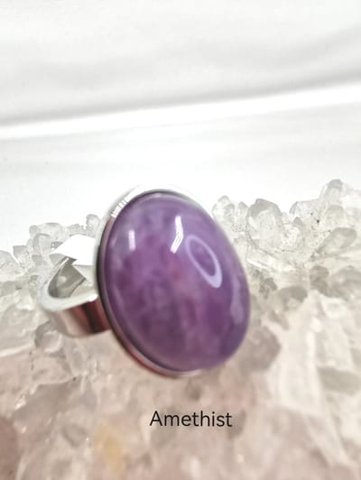 Ring - RVS - edelsteen - Amethist - ovaal - Zilverkleurig - maat 19 - Edelsteen ringen zijn niet alleen prachtige sieraden, maar ook dragers van diepe betekenis en symboliek.