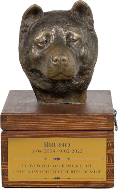 Persoonlijke urn voor Akita met hondenstandbeeld en ascontainer