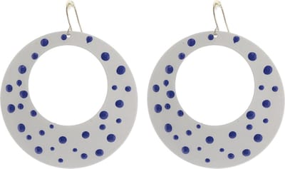 Behave - Oorbellen hangers wit met stipjes blauw - nikkelvrij - 6 cm
