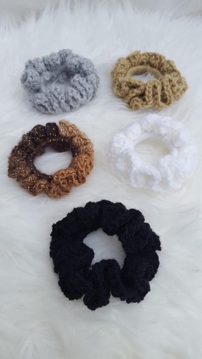 Set van 5 handgemaakte haarelastieken ( scrunchies ) in zwart wit beige grijs en bruin met glinsterdraad gehaakt