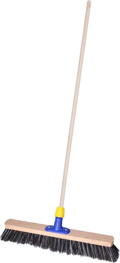 Brumag Buiten of tuin bezem Robby - Harde kop van 50 cm - Houten steel 141 cm - Met steelhouder