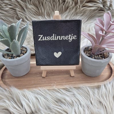 Robuust wenstegeltje – Zusdinnetje – Lief Cadeau voor Zus of Beste Vriendin – Stijlvolle Wanddecoratie met Betekenis – Trendy nu – Decoratief Tegeltje met Standaard – Cadeau Idee