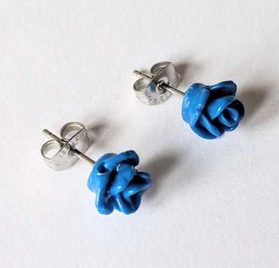 Chirurgisch-staal-oorsteker-316L-met-kunststof-roos-blauw-8mm