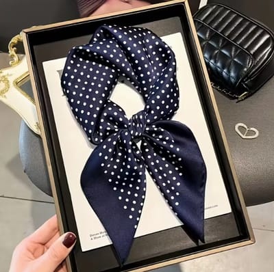 Stijlvolle Sjaal Donkerblauw - Marine - Blauw - Navy - Marineblauw met wit stipje / stippen - polkadot - dots - 70 x 70 cm - Hoofdband - Sjaaltje - Bandana - Haarband - Chique om nek of aan tas! - DH collection