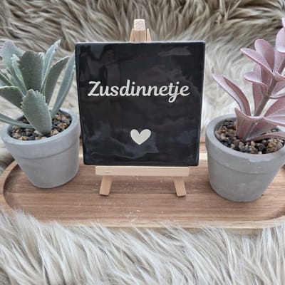 Robuust wenstegeltje – Zusdinnetje – Lief Cadeau voor Zus of Beste Vriendin – Stijlvolle Wanddecoratie met Betekenis – Trendy nu – Decoratief Tegeltje met Standaard – Cadeau Idee