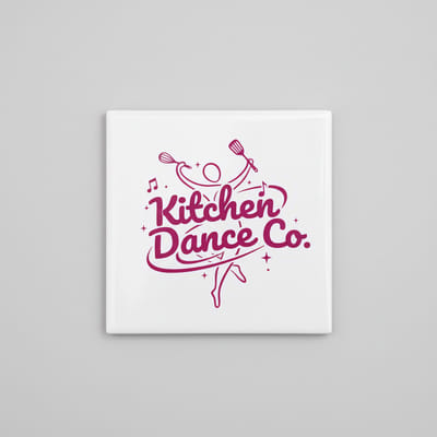 Kitchen Dance Co. Keramische Tegel 15x15 cm – Vrolijke Koken & Muziek Quote – Speelse Keuken Wanddecoratie