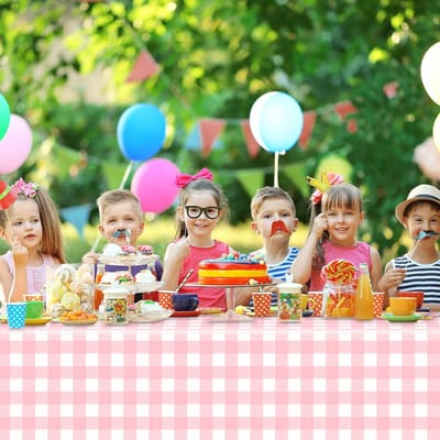Plastic Tafelkleden - Wegwerp Tafelkleden - Feestdecoratie - Waterdicht en Vlekbestendig - 12 Stuks 137x274 cm - Roze en Wit