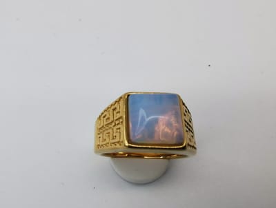 RVS Edelsteen Opaal goudkleurig Griekse design Ring. Maat 21. Vierkant ringen met beschermsteen. geweldige ring zelf te dragen of iemand cadeau te geven.