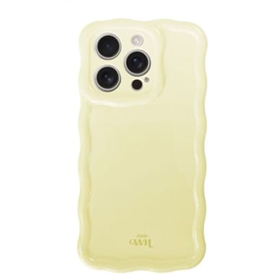xoxo Wildhearts Glossy Wavy Case Buttercup telefoonhoesje - Geschikt voor iPhone 13 Pro Max - Golvend hoesje - Glimmende silicone case met golven - Vlekbestendig - Camerabescherming - Beige