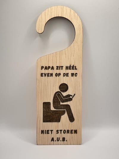 Laserloom Houten Deurhanger - Tekst: 'Papa zit op de WC' - Niet storen - Grappig Toiletbordje - Origineel Cadeau voor Vader