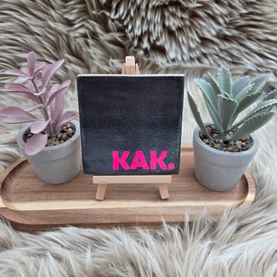 Robuust Wenstegeltje "KAK.” – 10X10CM – Humoristisch Cadeau – Trendy nu – Wanddecoratie – Cadeau voor Nieuwe Woning, Housewarming of voor vriend(in) – Sfeervol en Persoonlijk – Zomaar - Wc decoratie – Decoratief Tegeltje met Standaard – Cadeau Idee