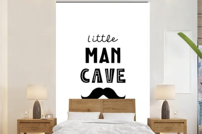 Behang kids - Kinderkamer decoratie - Quotes - Little man cave - Spreuken - Jongens - Snor - Kinderen- 200x300 cm - Wanddecoratie Jongenskamer