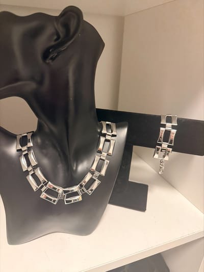 Zilverkleurig set (Halsketting en armband) || Make up | Parfum | Moederdag | Verjaardagscadeau| Cadeautje| Valentijnsdag| Kado | sieraden | vaderdag | oorbellen | oorsieraden