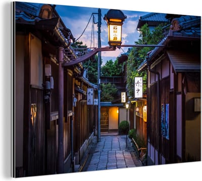 Aluminium schilderij 180x120 cm - Wanddecoratie metaal - Een traditionele boom achter de straten bij Gion in Japan - Metalen muurdecoratie woonkamer - Decoratie industrieel - Foto op dibond - Industriële accessoires slaapkamer