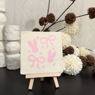 Hartjespost | Tegeltje Pasen, mat wit, roze | tegeltjes met tekst | spreuktegel | tegeltjeswijsheden | kado om te geven | Pasen | Paasdecoratie | Paas decoratie | pastel kleuren | Lente | Vrolijk pasen | 10x10