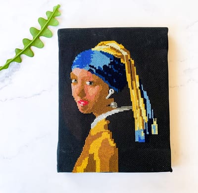 Meisje met de Parel borduurpakket - Studio Koekoek x Club Geluk - Compleet pakket inclusief DMC borduurgaren en zwarte Aida stof