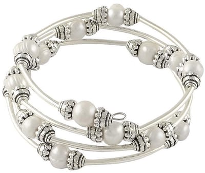 Zoetwater parel armband Three Loops White Pearl - echte parels - wit - zilver - wikkelarmband - luxe sieraden zakje - parel armband dames - wit parel armband - zoetwaterparel