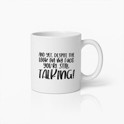 Grappige Sarcastische Quote Beker – “En Toch, Ondanks Mijn Blik Blijf Je Praten” – Kantoorhumor Cadeau voor Collega’s & Vrienden – 330ml Keramische Mok