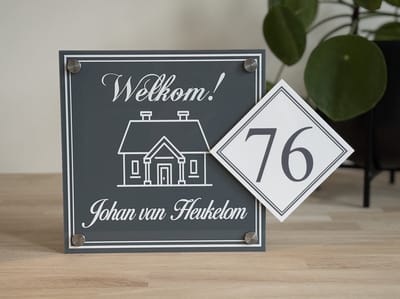 Naambordje voordeur welkom huisje 20x20 met huisnummer grijs rvs afstandhouders