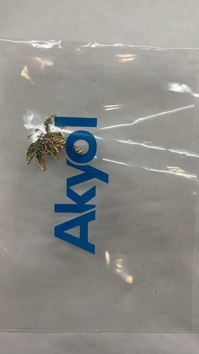 Akyol - zomer Broches - Broche - zon - cadeau – palmboom - zonnebril – zomerbroche - Cadeau - enamel broche - set van 2 - broche pins - kledingspeld – pin - Bedankje – leuke broche - verjaardag cadeau – cadeau