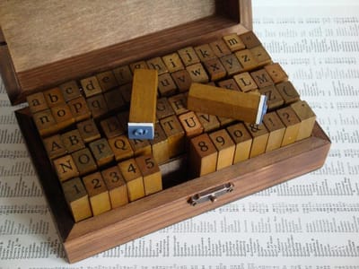 Meer leuks - Stempelset Alfabet, Kleine/Hoofdletters, Cijfers en Symbolen - 70 delig Houten stempels