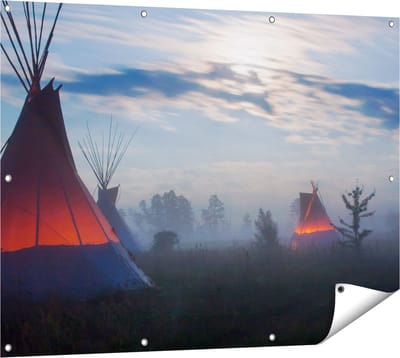 Gards Tuinposter Indianen Tipi in de Nacht tijdens de Mist - 120x90 cm - Tuindoek - Tuindecoratie - Wanddecoratie buiten - Tuinschilderij