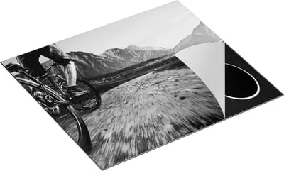 Chefcare Inductie Beschermer Moutainbike Fietser in de Bergen - Zwart Wit - 60x50 cm - Afdekplaat Inductie - Kookplaat Beschermer - Inductie Mat