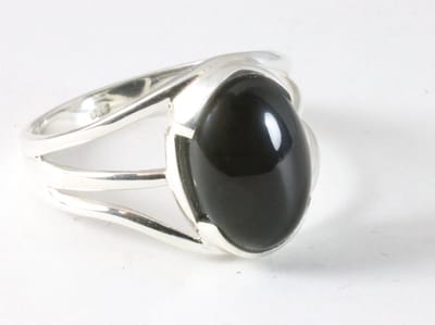 Opengewerkte zilveren ring met onyx - maat 16.5