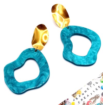 Jeannette-Creatief® - Resin - Petrol Bleu Gold Organic - Resin Oorbellen - Petrol - Bleu - Resin Blauw - Blauwe Oorbellen - Dames Oorbellen - Oorbellen - RVS gouden oorknoppen - Statement Oorbellen - Petrol Oorbellen