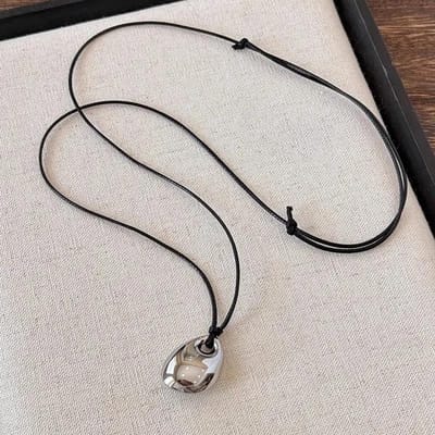 Minimalistische Zwarte Lederen Touw Ketting Dames Herfst en Winter Eenvoudige Mode Onregelmatige Metalen Hanger Lange Trui Ketting
