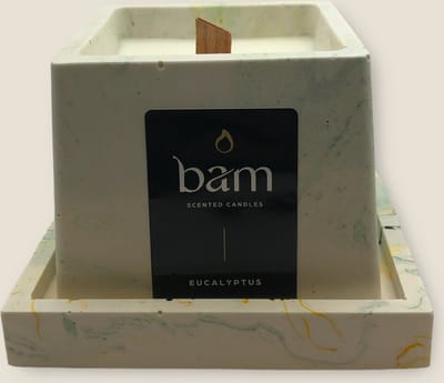 BAM Eucalyptus Geurkaars met Schaaltje – Houten Wiek – Zonnebloemwas – Geel-Groen Gemarmerd – 106 g