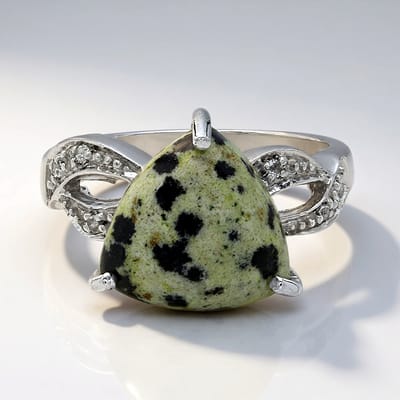 Cavill - Zilveren Ring - 925 Sterling Zilver - 6,06 Ct Dalmatiër Jaspis Trilliant Cabochon - 6 Witte Topaas Pavé - Elegante Natuurlijke Edelsteen Ring