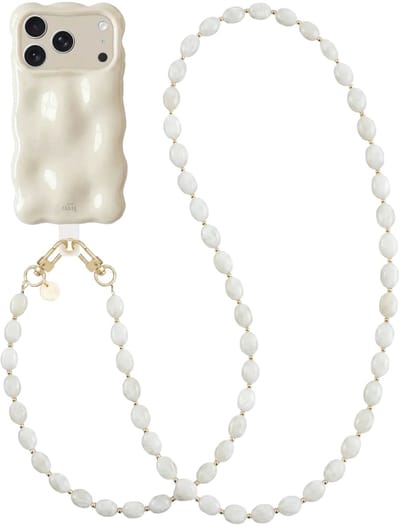 xoxo Wildhearts Bubbly case Cloud Dancer - Ocean Sand Cord (lang) - Geschikt voor iPhone 17 Pro - Hoesje met bobbeltjes inclusief telefoonkoord - Krullende golfvorm - schokbestendig - Telefoonhoesje met koord - Koord ook afneembaar - Beige