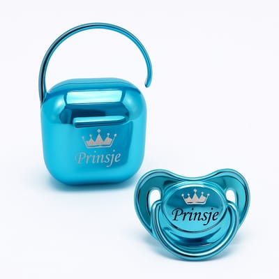 Blauwe metallic kleurige speen met een blauwe speenhouder, kraamcadeau jongen - kan ook rechtstreeks als cadeau worden verstuurd