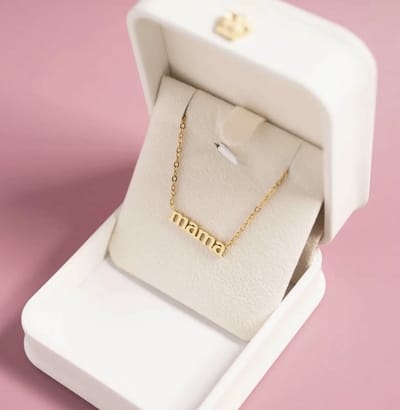 Maevi® Ketting 'Mama' - Kleur: Goud - Kraamcadeau / Geboorte / Baby / Moederdag / Verjaardag - Lengte: 40-45 CM - Hoge Kwaliteit - RVS / Stainless Steel - Moeder / Mama Ketting - Incl. Luxe Verpakking - Necklace - Verkleurt Niet