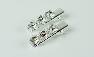 Duckklem zilverkleurig 3 strass stenen