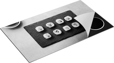 Chefcare Inductie Beschermer Sushi Rolls op een Grijze Achtergrond - Zwart Wit - 90x50 cm - Afdekplaat Inductie - Kookplaat Beschermer - Inductie Mat