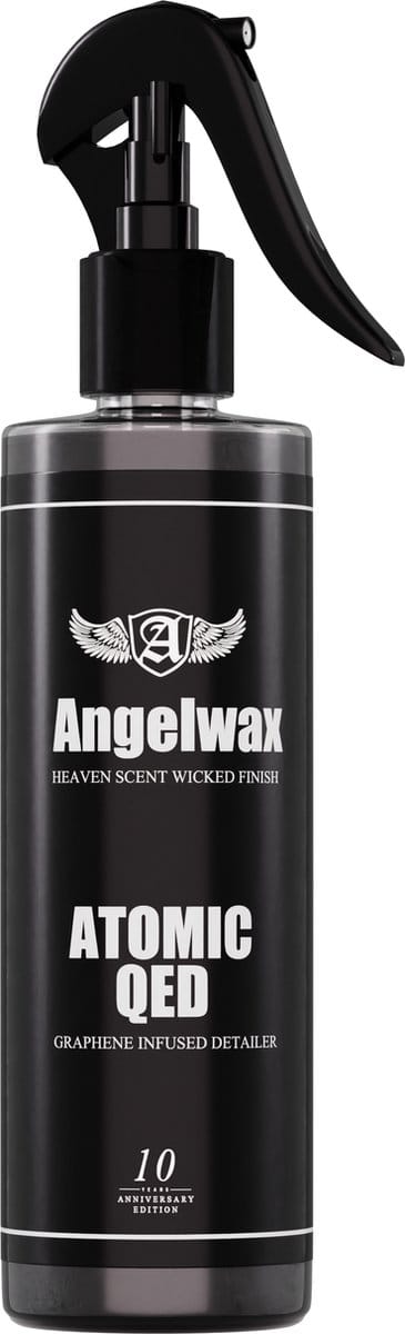 ANGELWAX Dark Star Atomic QED Detailspray- 500ml -is geformuleerd met grafeen om een ongeëvenaarde glans, gladheid en hydrofobiciteit toe te voegen. ANGELWAX Graphene QED laat een geweldige wetlook achter!