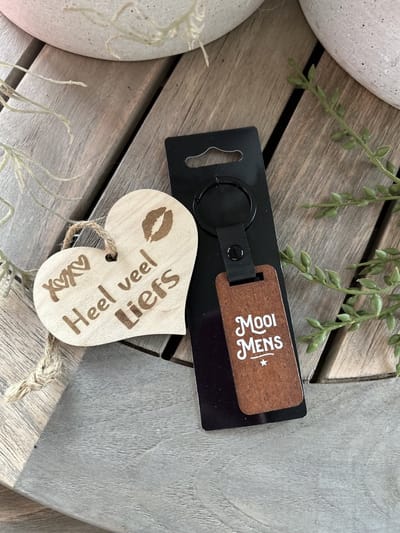Creaties van hier – sleutelhanger Mooi mens met houten hartje – Walnoothout – 5x15 cm – Hanger