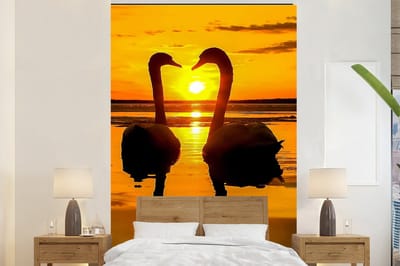 Behang - Fotobehang Zwanen - Zonsondergang - vogel - Oranje - Water - Breedte 155 cm x hoogte 240 cm