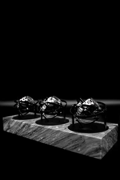 Triple Tourbillon horlogeopwinder in grijs Emperador marmer en zwart stalen ringen - Gyrowinder Orbit Watch Winder