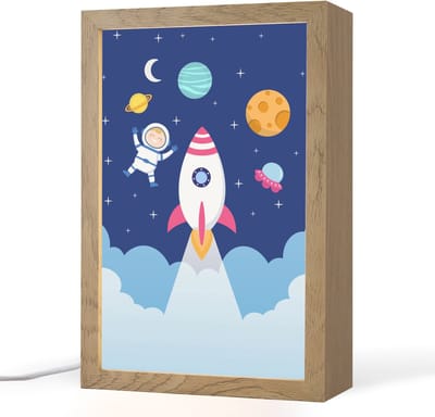 Nachtlampje 20x30 cm - Kinder lampje - Raket - Ruimte - Astronaut - Blauw - Jongens - Tafellamp kinderkamer - Slaapkamer lamp - Bedlamp kinderen - Kinderlampje stopcontact - Wandlamp babykamer - Nachtlampjes