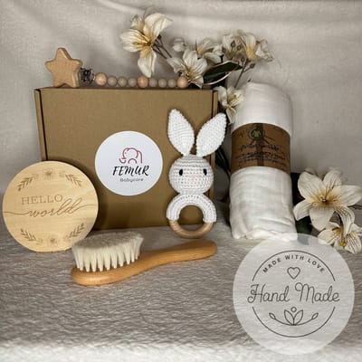Baby Geboorte Set – Baby Speelgoed – New Born Set – Geschenk Set - Kraamcadeau – Babyshower – Gender Reveal Party - Bijtring – Handgemaakt – Natuurlijke Materialen – Speenkoord - Konijn Wit